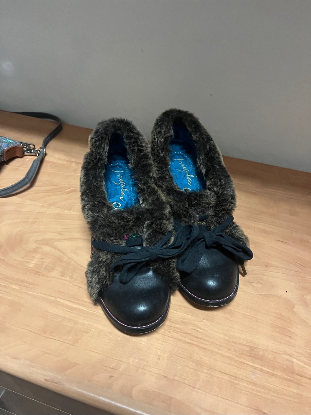 Itregular choicw Black Faux-Fur Trim Lace-Up Shoes
